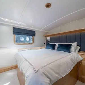 https://luxurious-houseboat-near-canary-wharf-in.cambridgehotelsuk.com